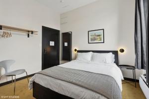 Postel nebo postele na pokoji v ubytování Logan Square SRO Hotel