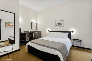 Postel nebo postele na pokoji v ubytování Logan Square SRO Hotel