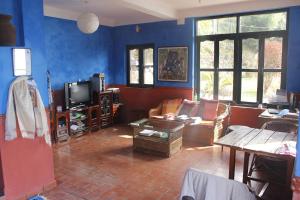 un soggiorno con un divano e una TV di Siddhartha Garden Ayurveda a Pokhara
