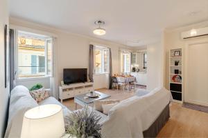 un salon avec un canapé et une télévision dans l'établissement The Lucky 12, à Corfu