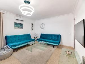 Ruang duduk di Spacious 3BR Walk to Beach & Old Town Marbella