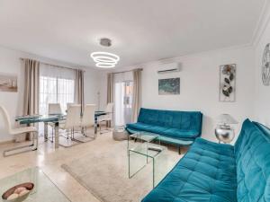Ruang duduk di Spacious 3BR Walk to Beach & Old Town Marbella