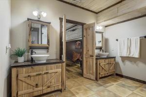 Η κουζίνα ή μικρή κουζίνα στο The Log Palace Private Guest Suite cabin +3 φωτογραφίες