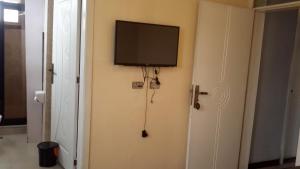 een flatscreen-tv aan de muur van een kamer bij Jacar Hotel in Addis Ababa +13 foto's