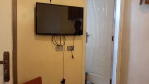 een flatscreen-tv die aan de muur hangt bij Jacar Hotel in Addis Ababa
