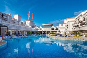 Bazén v ubytování Martinez Hotel All Inclusive nebo v jeho okolí