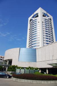 ein großes weißes Gebäude mit vielen Fenstern in der Unterkunft Xian heng Hotel in Shaoxing