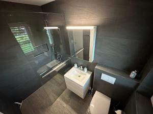 Koupelna v ubytování V.I.P Appartement + 37 fotografií