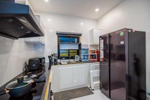 Η κουζίνα ή μικρή κουζίνα στο The Rich 534 Hua Hin Private Pool Villa