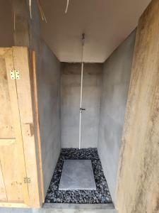 ein leerer Raum mit einer Dusche in einer Wand in der Unterkunft Playa de la Fuente in El Paredón Buena Vista