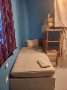 ein Zimmer mit einem Bett und einer Leiter in der Unterkunft Playa de la Fuente in El Paredón Buena Vista + 7 Fotos