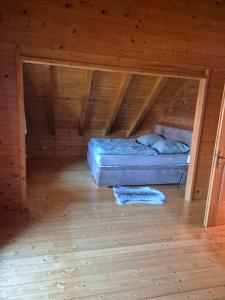 Cette chambre mansardée comprend un lit. dans l'établissement Großes gemütliches Chalet im Steigerwald nähe Bamberg, à Lisberg 4 autres photos