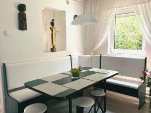 Posedenie v ubytovaní Flair Apartmanház