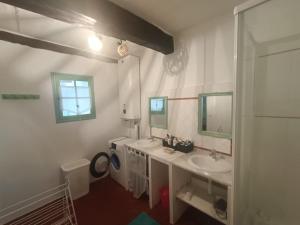 a bathroom with two sinks and a mirror at Agréable maison en Provence in Allemagne-en-Provence +2 photos