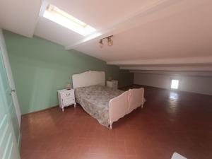 a bedroom with a bed in an attic at Agréable maison en Provence in Allemagne-en-Provence