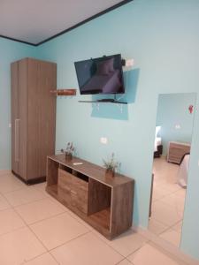 Uma TV ou centro de entretenimento em Pousada Gramachos