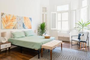 een woonkamer met een bed en een tafel bij Stilvolle Altbauwohnung gegenüber vom Marriott mit 2 Balkone, Klimaanlage, Smart-TV in Caïro