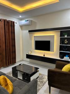 TV a/nebo společenská místnost v ubytování Shortlet Apartment Lekki, Lagos