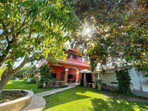 a house with a tree in the yard at Villa Siloe in Las Delicias