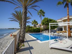 ein Haus mit Pool neben dem Strand in der Unterkunft Luxury Villa With Special Sea Views in Meneou