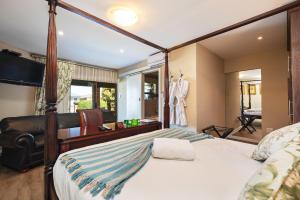 Un dormitorio con una cama grande y una silla. en Nautilus Guesthouse, en Port Elizabeth 86 fotos más