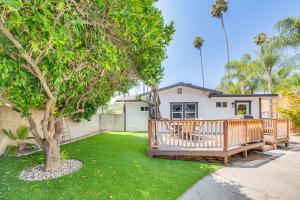 Zahrada ubytování Los Angeles Family Home with Deck about 7 Mi to Downtown