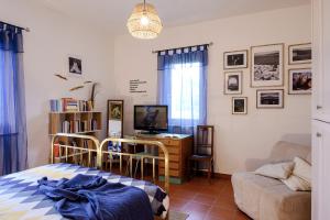 TV a/nebo společenská místnost v ubytování B&B Il Bed and Bookfast
