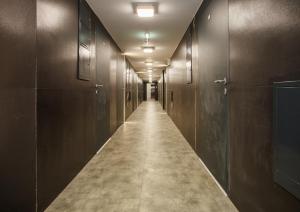 a long hallway with brown walls and a long hallwayngth at Apartament Bierutowska in Wrocław