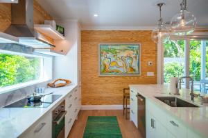 Η κουζίνα ή μικρή κουζίνα στο Rigby House - Brand New with Private Pool