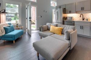 Kuchyň nebo kuchyňský kout v ubytování Brand New Modern Asheville Escape