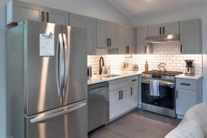 Kuchyň nebo kuchyňský kout v ubytování Brand New Modern Asheville Escape + 12 fotografií