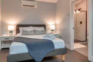 Postel nebo postele na pokoji v ubytování Brand New Modern Asheville Escape