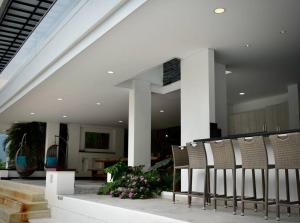 a group of chairs sitting in the middle of a building at Magnifica finca santa fe de Antioquia in Santa Fe de Antioquia