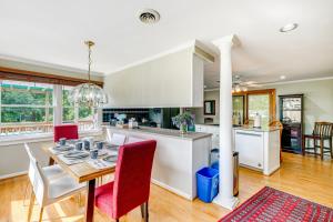 Imagine din galeria proprietății Modern Clarence Home on Main Street! în Clarence