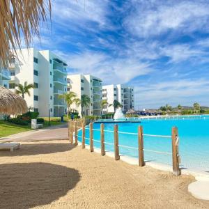 ein Resortpool mit Gebäuden im Hintergrund in der Unterkunft Bluu Habitat Lagoon Condos in Mazatlán + 42 Fotos
