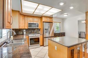 Η κουζίνα ή μικρή κουζίνα στο Huntington Beach Home Fire Pit, Grill and More!