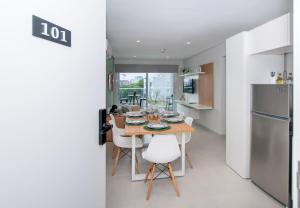 una cucina e una sala da pranzo con tavolo e frigorifero di Stylish 2BR Apt in Top Location ad Asunción