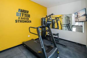 Palestra o centro fitness di Stylish 2BR Apt in Top Location