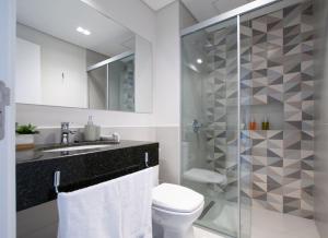 un bagno con wc e doccia in vetro di Stylish 2BR Apt in Top Location ad Asunción