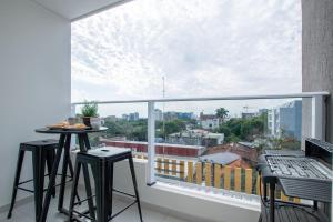 Balcone o terrazza di Stylish 2BR Apt in Top Location
