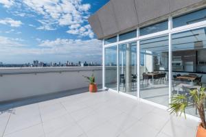 Balcone o terrazza di Stylish 2BR Apt in Top Location