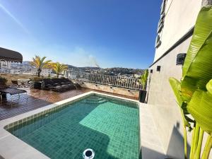 ein Schwimmbecken an der Seite eines Gebäudes in der Unterkunft César Park Hotel in Juiz de Fora