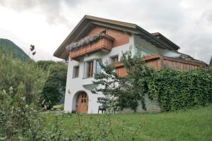 a white house with a wooden roof at Appartement Anger in Lutago