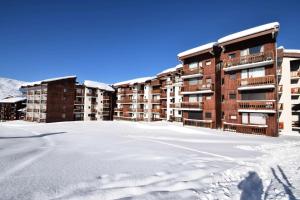 an empty parking lot in front of a building at Résidence Les Hameaux I - 2 Pièces 4 Pers - LES HAMEAUX 1 - 348H1 - PLAGNE VILLAGES MAE-9074 in La Plagne Tarentaise