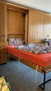 1 dormitorio con 1 cama con colchón rojo en Klein und fein geniessen, en Pany
