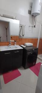 - une cuisine avec un évier et un miroir dans l'établissement Résidence Nadia 3 étage appartement 22, à Marrakech