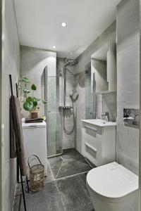 オスロにあるFrogner - Newly renovated apartment - 3 bedroomsのシャワー、トイレ、洗面台を備えたバスルーム