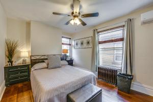 Katil atau katil-katil dalam bilik di Dog-Friendly Pittsburgh Home, 3 Mi to Downtown!