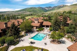 eine Luftaufnahme eines Resorts mit Swimmingpool in der Unterkunft Black Diamond Lodge with Resort Amenities in Eden