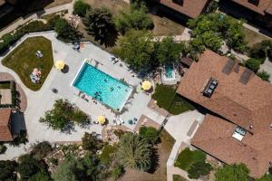 eine Draufsicht auf einen Swimmingpool in einem Haus in der Unterkunft Black Diamond Lodge with Resort Amenities in Eden